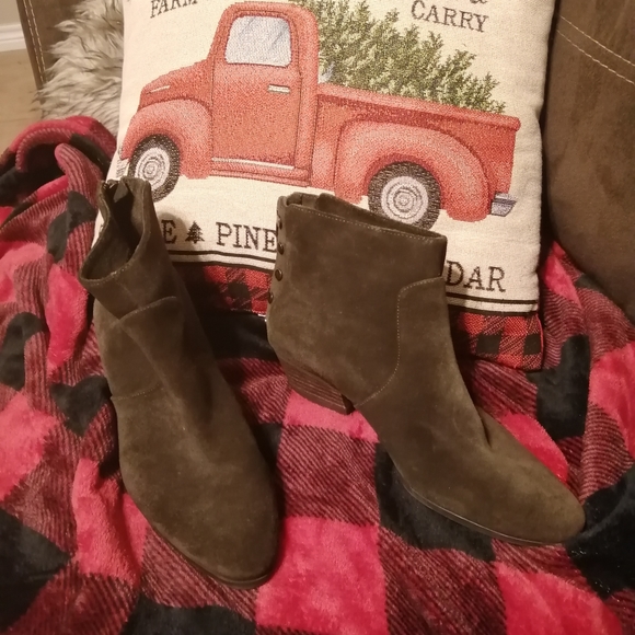 Cinza vince camuto army Green suede booties - Picture 2 of 5